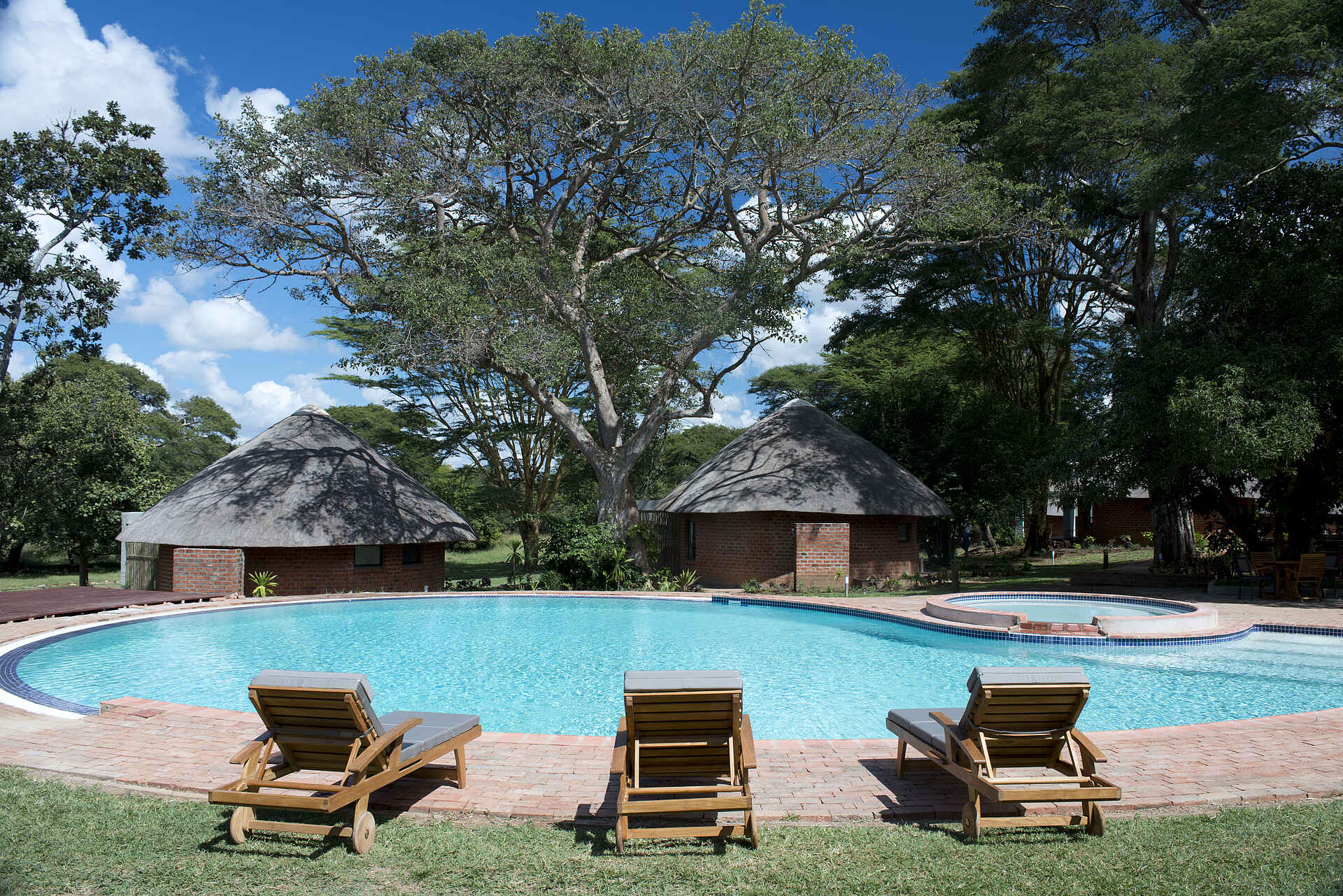 Brendan Raisbeck, Elephant Nursery, Lilayi, Lodge, Lusaka, Miller Lilayi Farm, Zambian Heritage, Liegestuhl, Swimming Pool, Afrikarma, Afrikarma Safaris, Afrikarma.de