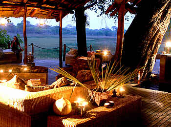 Nanzhila Plains Safari Camp: Lichter in der Lounge Nanzhila Plains Safari Camp: Lichter in der Lounge