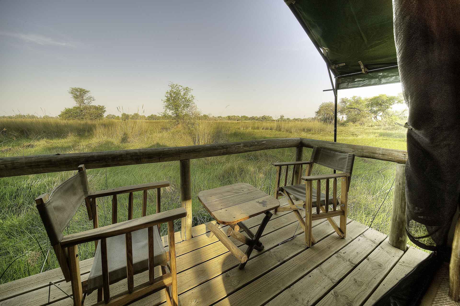 Oddball's Enclave Camp, Footsteps in Africa, Lodges of Botswana, Moremi Game Reserve, NG 27B, Okavango-Delta, Deck, Regiesessel, Veranda, Afrikarma, Afrikarma Safaris, Afrikarma Safaris - Wildnis. Hautnah., Afrikarma.de
