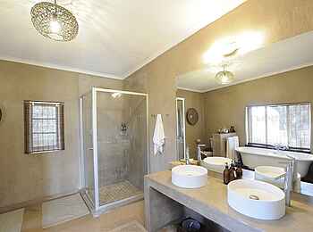 Onguma Bush Camp: Waterhole Chalet - Gästebad