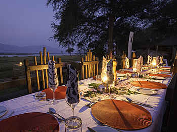 Ruckomechi Camp: Dinner unter freiem Himmel Ruckomechi Camp: Dinner unter freiem Himmel