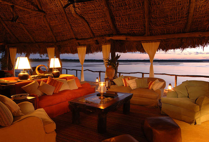 Sand Rivers Selous: Lounge bei Sonnenuntergang Sand Rivers Selous: Lounge bei Sonnenuntergang