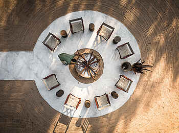 Sanguni Safari Lodge: Blick auf die Feuerstelle