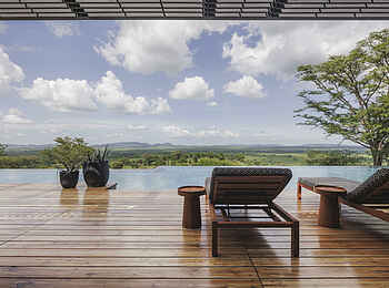 Serengeti Explorer: Ein Pool mit Ausblick Serengeti Explorer: Ein Pool mit Ausblick