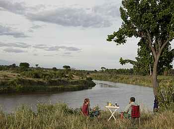 Serian Serengeti South: Lunch am Fluss Serian Serengeti South: Lunch am Fluss