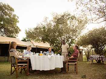 Serian's Nkorombo Mobile Camp: Frühstück im Schatten der Bäume