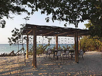 Vamizi Island: Außenessbereich der Tartaruga am Strand