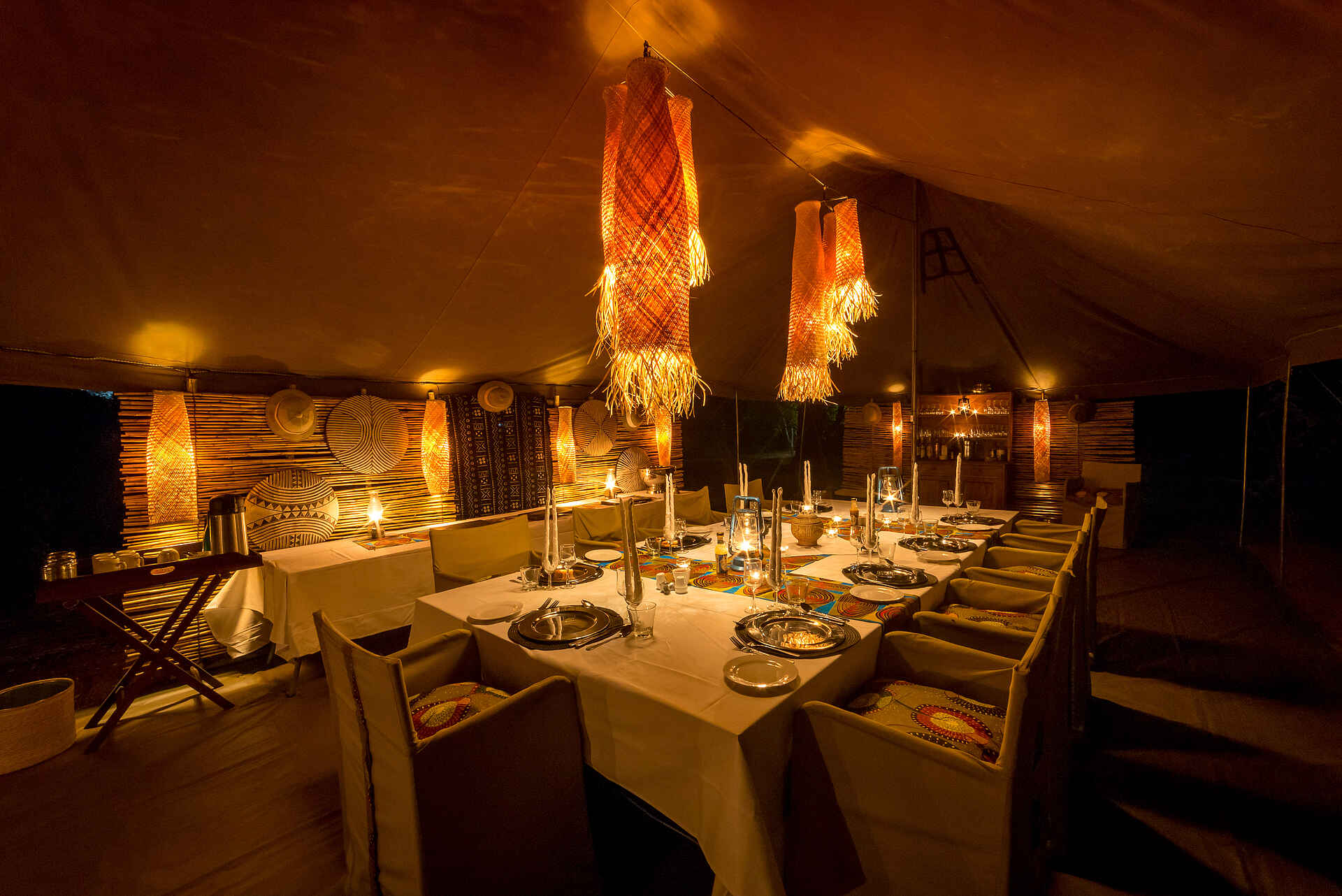 Hwange Bush Camp, Bush Camp, David Carson, Dinner, Hauptzelt, Hwange National Park, Sinamatella, Afrikarma, Afrikarma Safaris, Afrikarma Safaris. Wildnis. Hautnah., Afrikarma.de