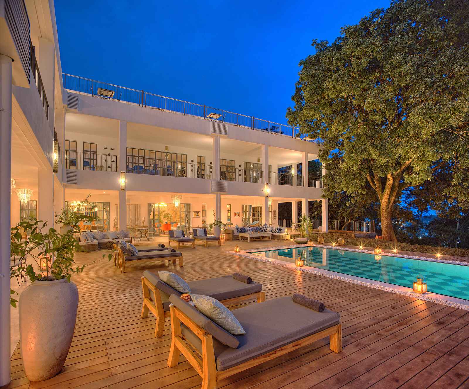 Latitude 0: The Other Sie - Pool am Abend Latitude 0: The Other Sie - Pool am Abend