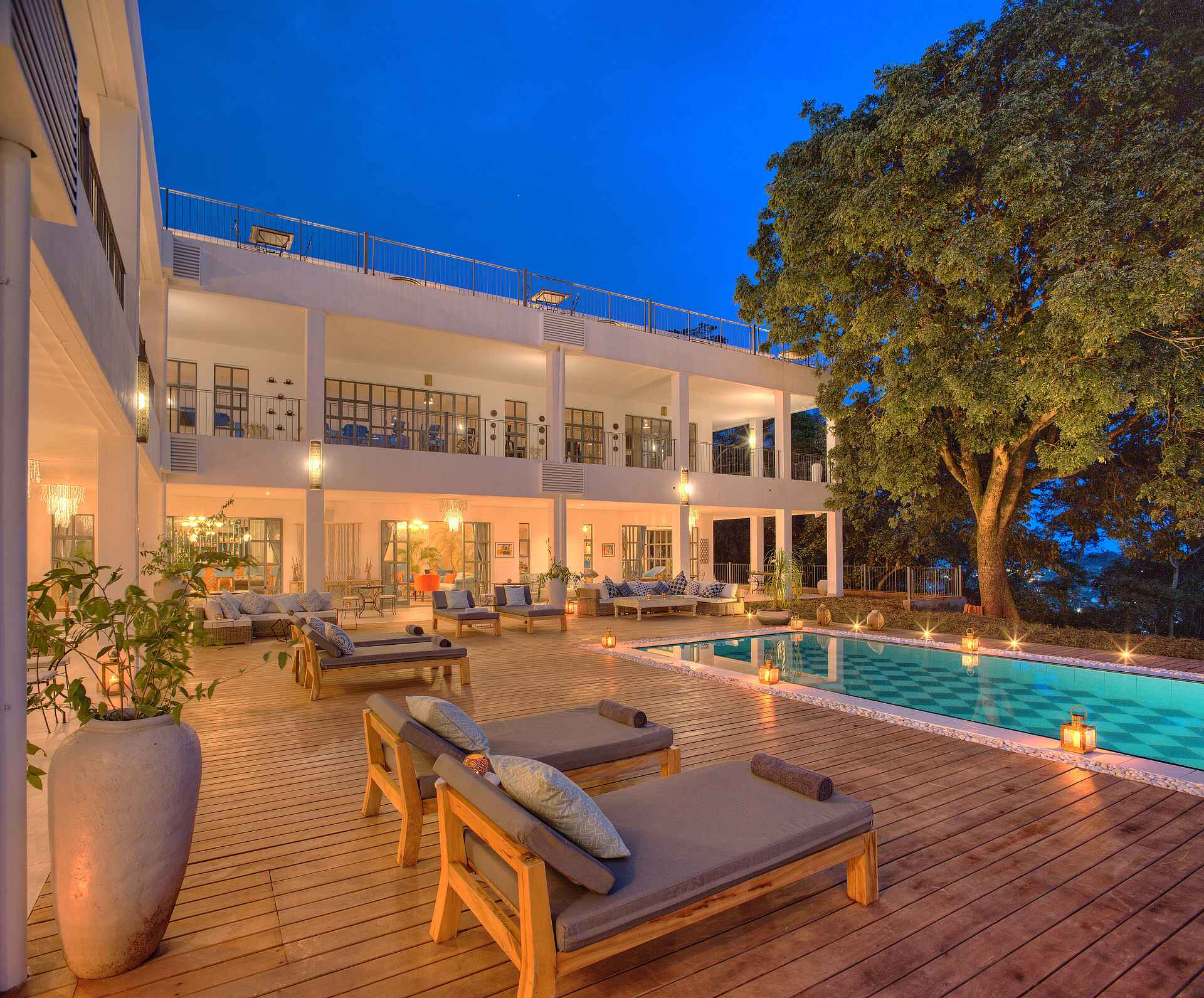 Latitude 0: The Other Sie - Pool am Abend