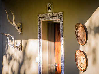 Robins Camp: Ornamente vor der Tür Robins Camp: Ornamente vor der Tür