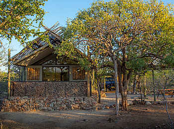Taleni Etosha Village: Gästechalet mit Parkplatz Taleni Etosha Village: Gästechalet mit Parkplatz