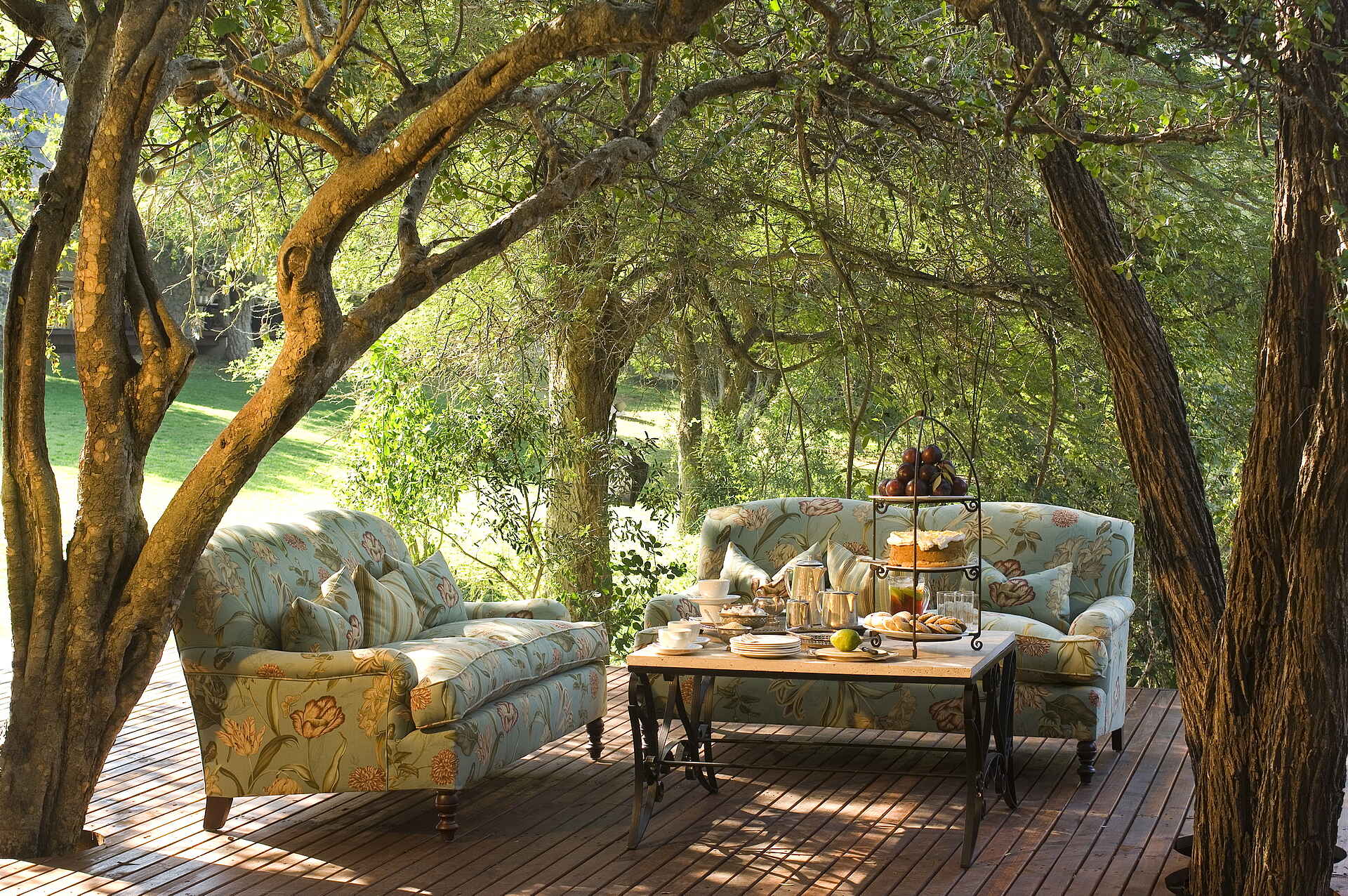 &Beyond, Krüger Nationalpark, Ngala Safari Lodge, Südafrika, Ausblick, Ausstattung, Couch, Entspannung, Erfrischung, Essen, Gelände, Lodge, Lounge, Terrasse, Trinken, Vegetation, Afrikarma, Afrikarma Safaris, Afrikarma Safaris - Wildnis. Hautnah., Afrikarma.de