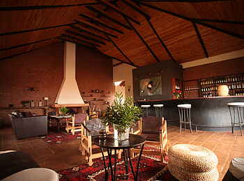 Bashay Rift Lodge: Bar, Lounge und Kamin Bashay Rift Lodge: Bar, Lounge und Kamin