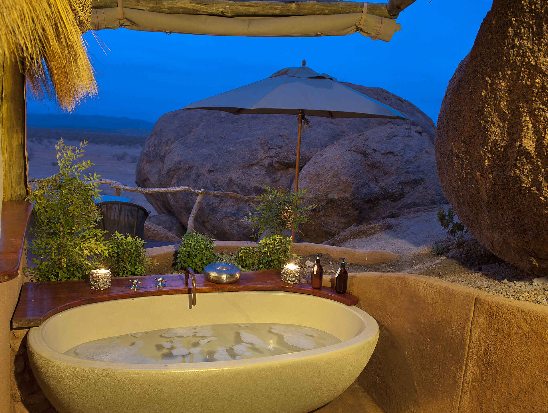 Brandberg, Camp Kipwe, Damaraland, Felsen, Granit, Bad, Badewanne, Wanne, Afrikarma, Afrikarma.de, Afrikarma Safaris