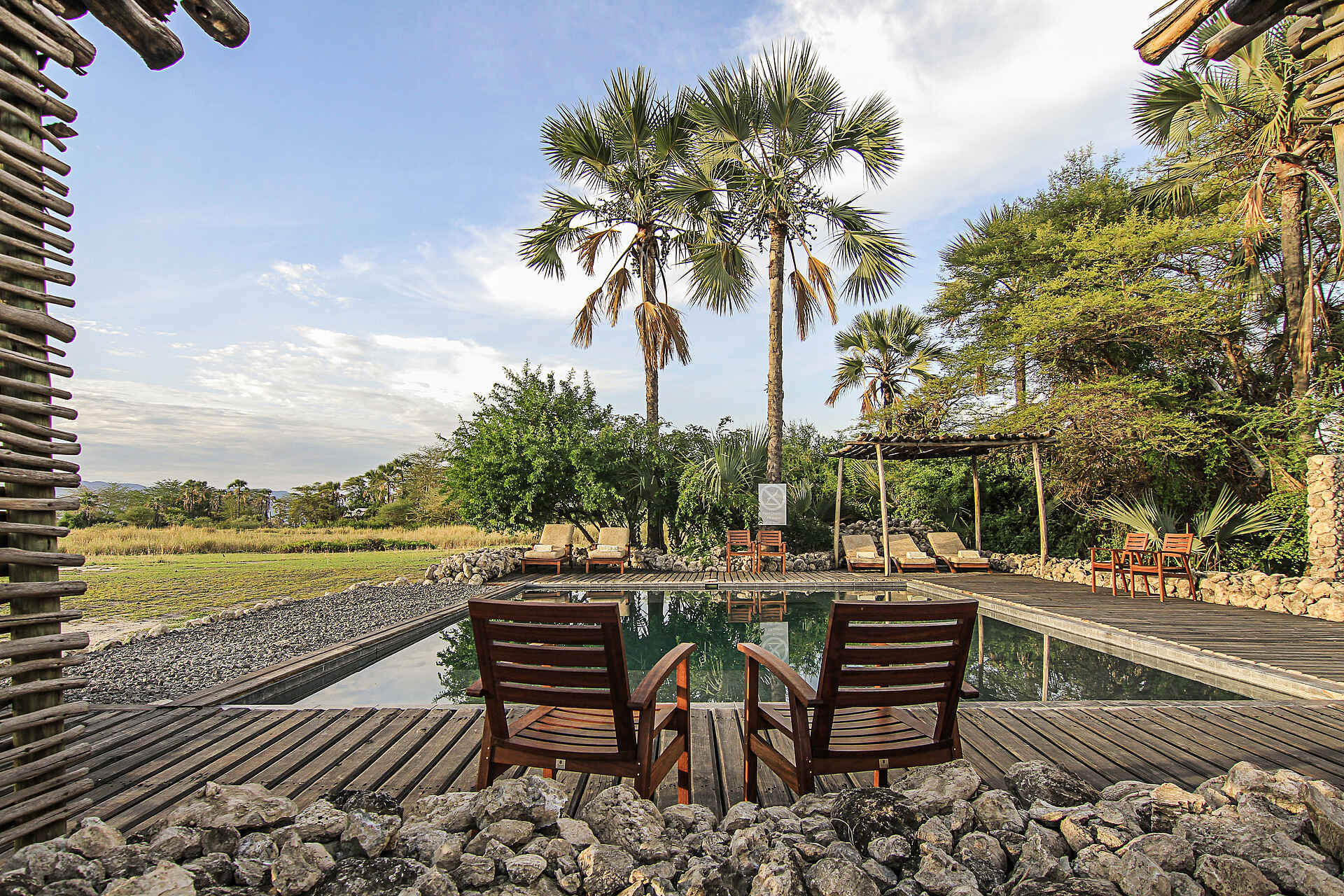 Chem Chem Lodge: Pool mit Sonnendeck 5 sterne, afrikarma, arusha airport, auszeichnung, award, ballonsafari, bilder, buchen, buchung, chem chem, chem chem amani spa, chem chem lodge, chem chem reservat, chem chem reserve, elefant, fabia bausch, flamingo, gallerie, game drives, geführte Buschwanderungen, heißluftballon, helikopter, information, informieren, kilimanjaro international airport, kuro airstrip, lake manyara, lake manyara airstrip, leopard, lifewildlife, little chem chem, löwe, luxuriös, luxus, manyara, manyara-see, massage, nachhaltigkeit, nicolas negre, ostufer, pirschfahrten, private concession, private konzession, private reserve, privatreservat, reise, reisen, reiseveranstalter, safari, shop, slow safari, souvenirshop, spa, tansania, tanzania, tarangire, tarangire national park, tarangire nationalpark, urlaub, vollpension, www.afrikarma.de, yoga, central facilities, deck, main area, pool, sonnendeck, swimming pool, zentrale einrichtungen