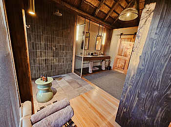 Kanana-Nyana-Camp: Safari Suite Bad