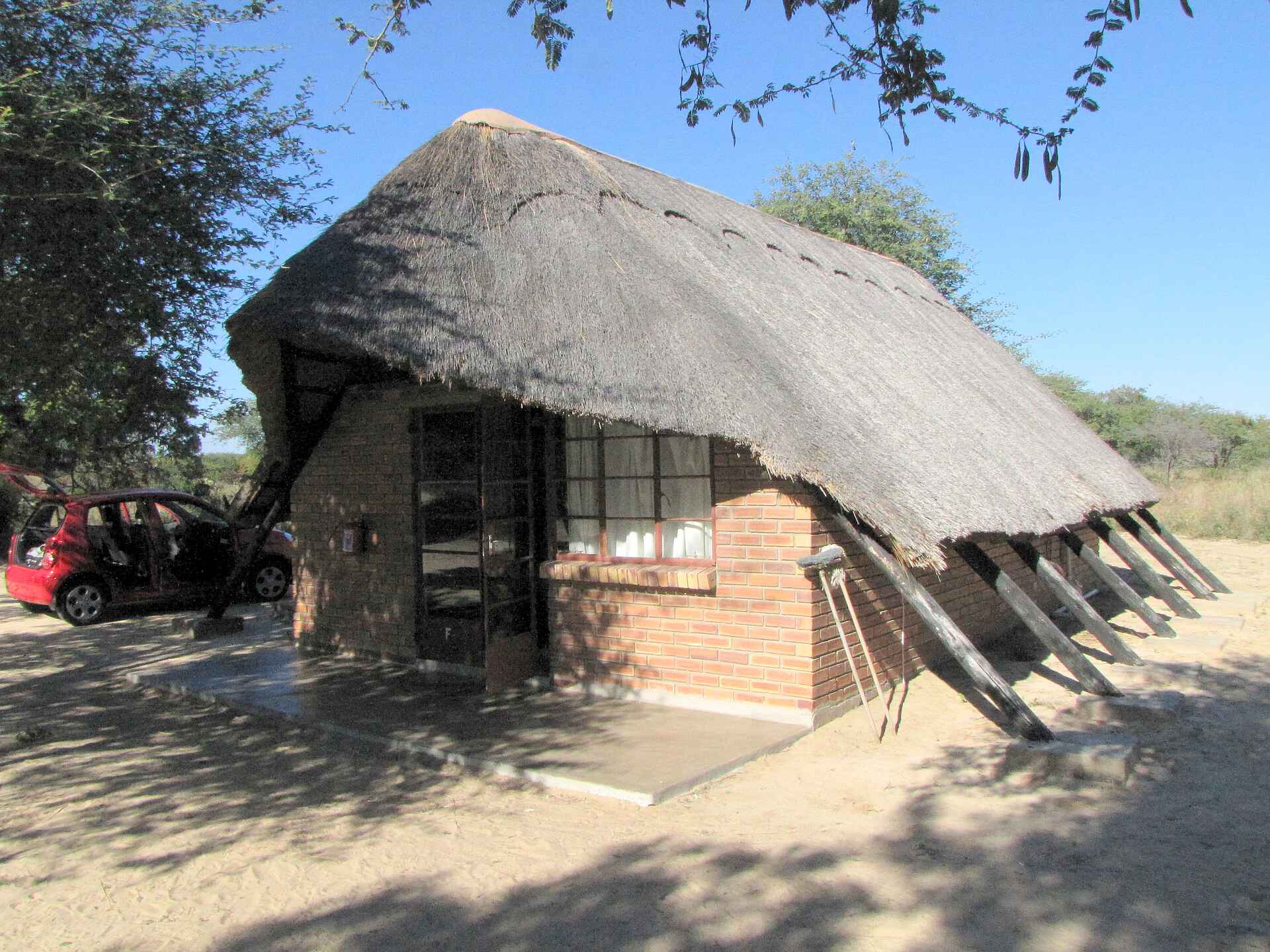 Khama Rhino Sanctuary: Gästechalet in der Nähe vom Hauptgebäude Gästechalet, Khama Rhino Sanctuary, Breitmaulnashorn, Kalahari, Khama Rhino Sanctuary Trust, Save the Rhino, Serowe, Serwe Pan, Spitzmaulnashorn, A14
