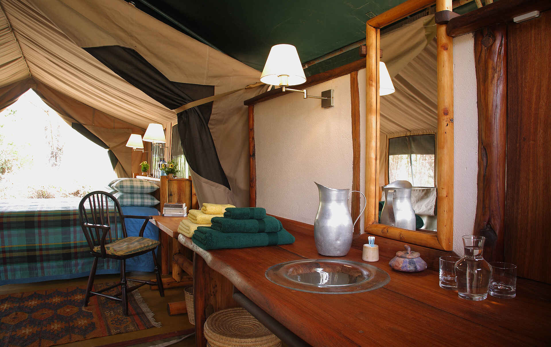 Afrikarma, afrikarma.de, Bäume, Brazzameerkatze, Buschwanderung, Cheli & Peacock, Cheli and Peacock, Grevyzebra, Guided Walk, Guided Walks, Kenia, Kenya, Kitich, Kitich Camp, Mathews Mountain Range, Mathew's Mountain Range, Namunyak, Namunyak Conservation, Namunyak Reserve, Namunyak Schutzgebiet, Ngeng, Ngeng River, Nordkenia, Northern Kenya, Panther, Regenwald, Reise, Reiseveranstalter, Safari zu Fuß, Schwarzer Panther, Seidenturako, Stummelaffe, Wald, Wildnis, www.afrikarma.de, Einrichtung, Gäste, Gästezelt, Guest Tent, Interieur