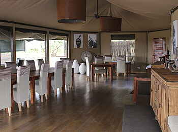 Lemala Kuria Hills: Speisesaal mit großem Tisch