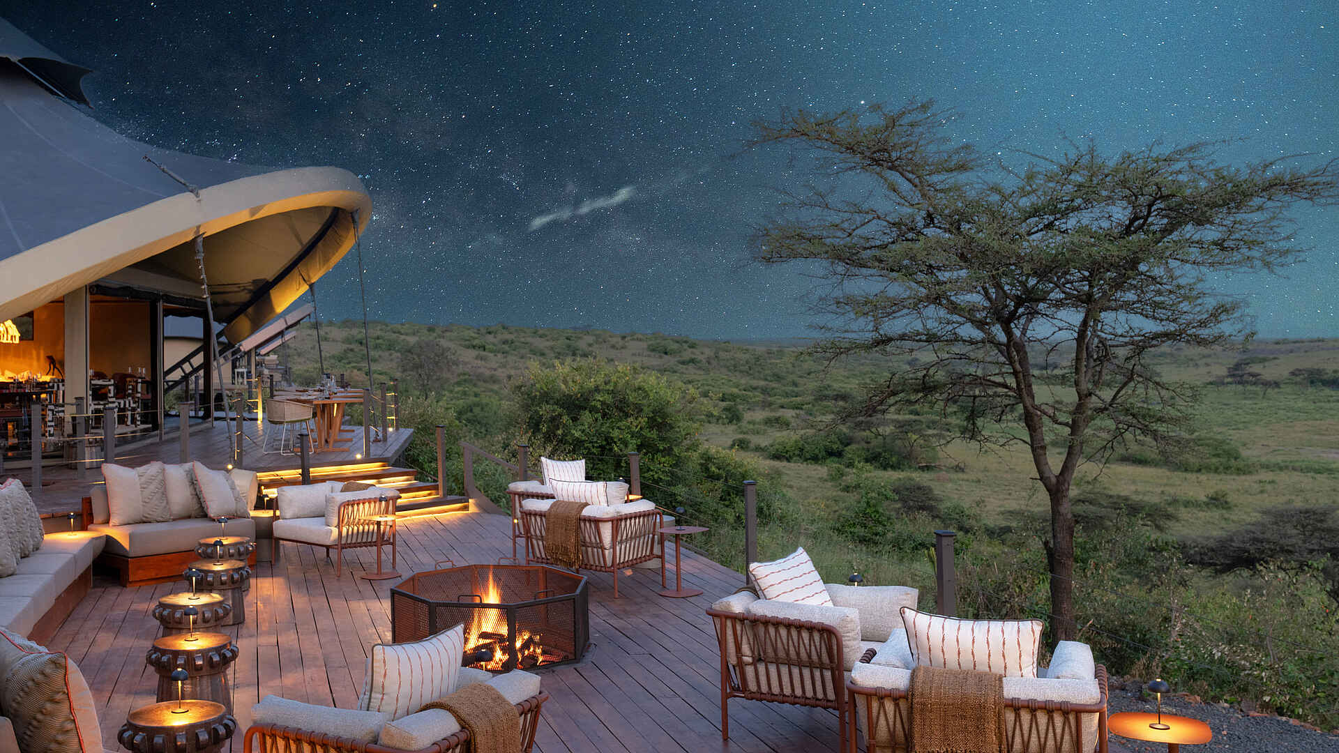 Mahali Mzuri: Terrasse mit Feuerstelle bei Nacht