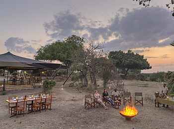 Roho ya Selous Camp: Sundowner an der Feuerschale Roho ya Selous Camp: Sundowner an der Feuerschale