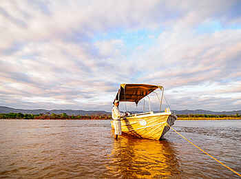 Royal Zambezi Lodge: Boot im flachen Wasser