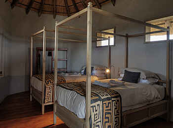 Tau Pan Camp: Betten auf Parkett