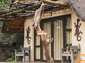 Thamalakane River Lodge: Chalet mit Wanddekor