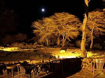 Amboseli Serena Safari Lodge: Nächtliches Lagerfeuer Amboseli Serena Safari Lodge: Nächtliches Lagerfeuer