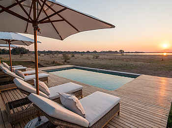 Chikwenya Camp: Swimmingpool mit Liegestühlen