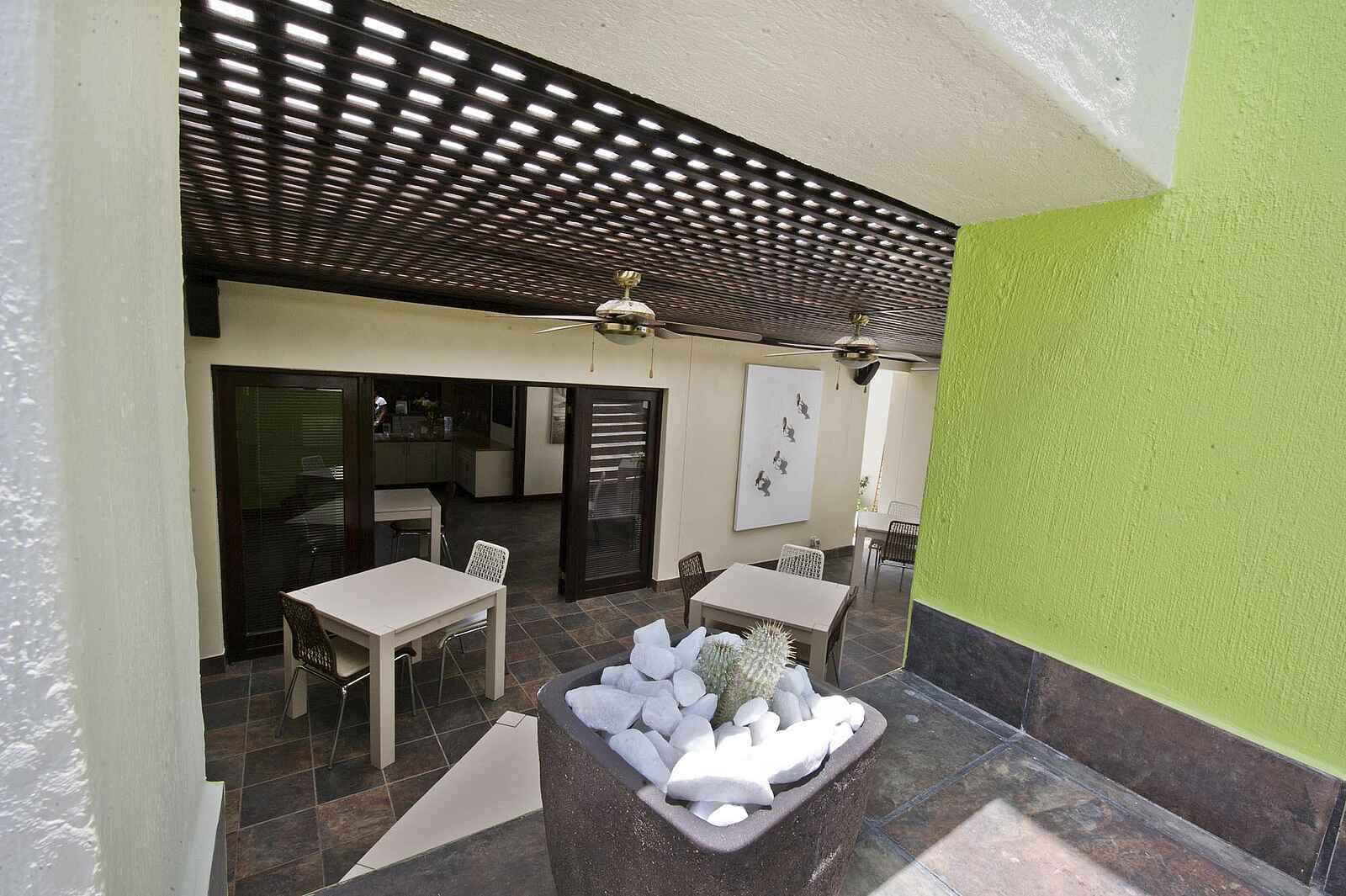 Galton House: Schattenbereich im Innenhof Galton House: Schattenbereich im Innenhof