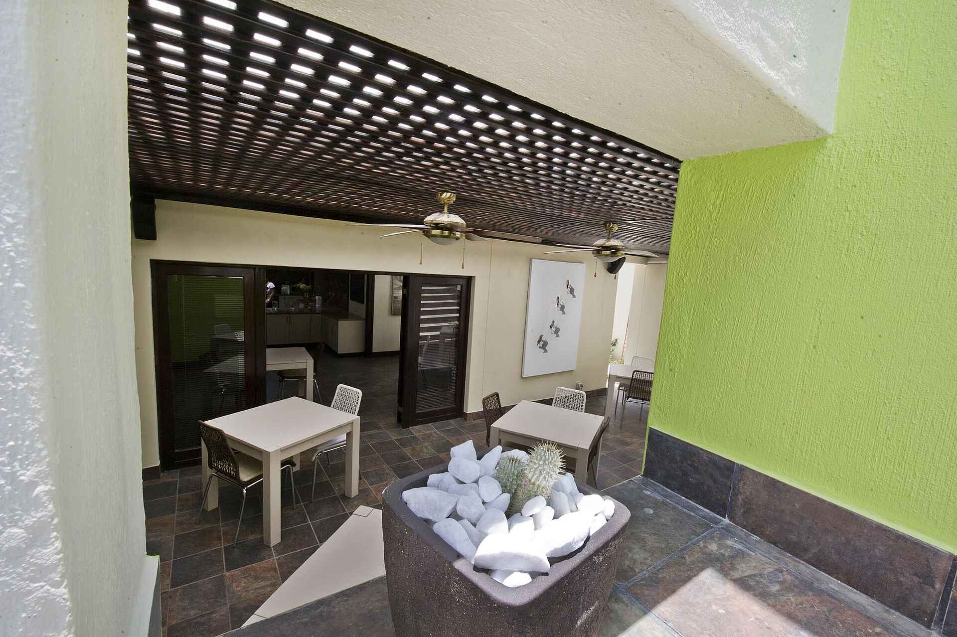 Erospark, Galton House, Guesthouse, Pension, Innenhof, Lounge, Afrikarma, Afrikarma Safaris, Afrikarma Safaris. Wildnis. Hautnah., Afrikarma.de