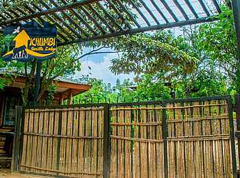 Ichumbi Gorilla Lodge: Tor zur Lodge