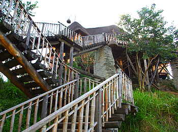 Kyaninga Lodge: Treppen zum Hauptgebäude Kyaninga Lodge: Treppen zum Hauptgebäude