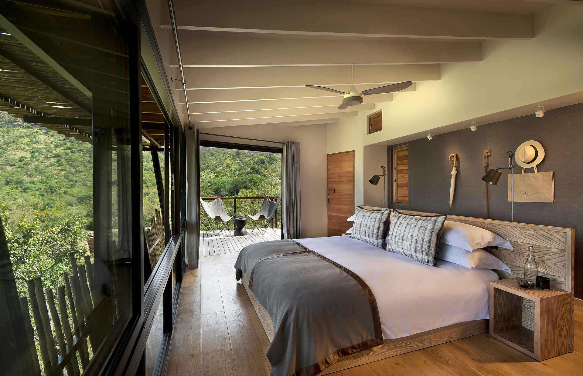 Marataba Mountain Lodge: Schlafzimmer mit Panorama Fenster