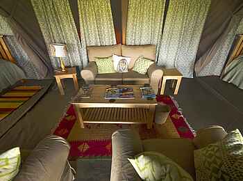Porini Lion Camp: Couchbereich im Familienzimmer Porini Lion Camp: Couchbereich im Familienzimmer