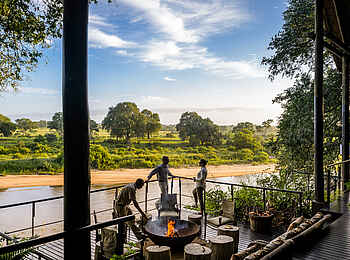 Singita Ebony Lodge: Lagerfeuer auf der Terrasse Singita Ebony Lodge: Lagerfeuer auf der Terrasse