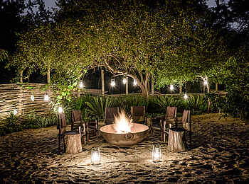 Singita Ebony Lodge: Lagerfeuer in der Boma Singita Ebony Lodge: Lagerfeuer in der Boma