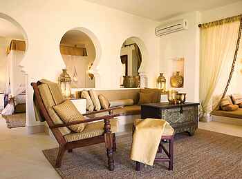 Baraza Resort & Spa Zanzibar: Wohnbereich einer Villa Baraza Resort & Spa Zanzibar: Wohnbereich einer Villa