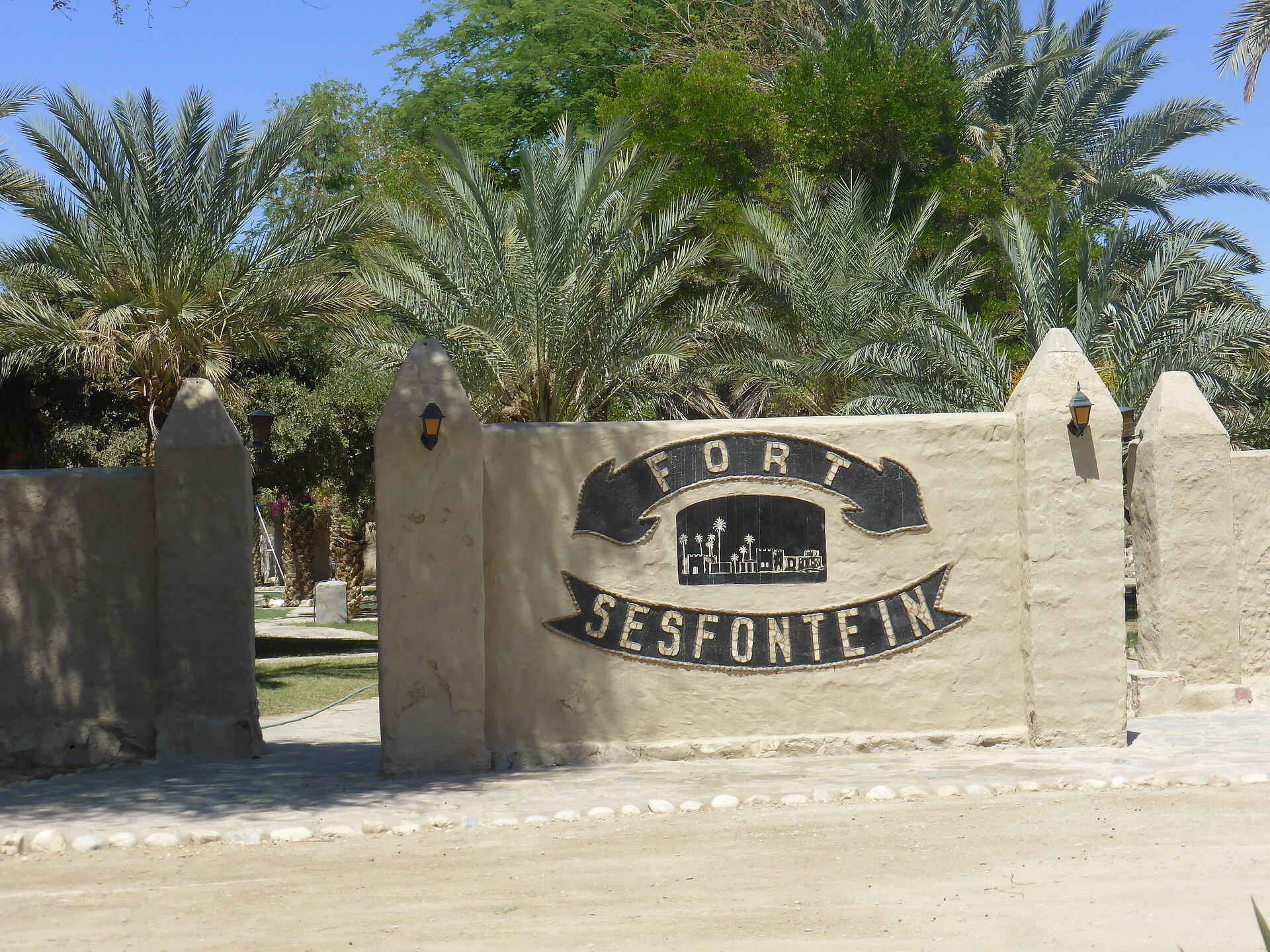Fort Sesfontein: Der Eingang des historischen Forts Anlage, Eingang, Damaraland, Fort Sesfontein, Kaokoveld, Namibia, Hoanib, Trockenfluss, Afrikarma, Afrikarma Safaris, Afrikarma Safaris – Wildnis. Hautnah., afrikarma.de