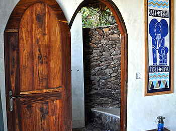 Grumeti Hills Camp: Holztür zum Massage-raum