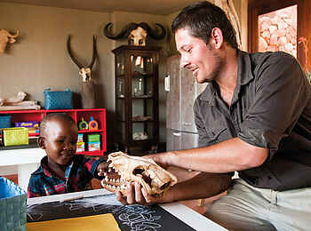 Madikwe Safari Lodge Lelapa: Ranger erklärt Kind ein Skelett