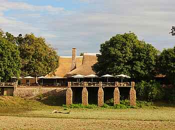 Mfuwe Lodge: Blick auf die Terrasse der Lodge