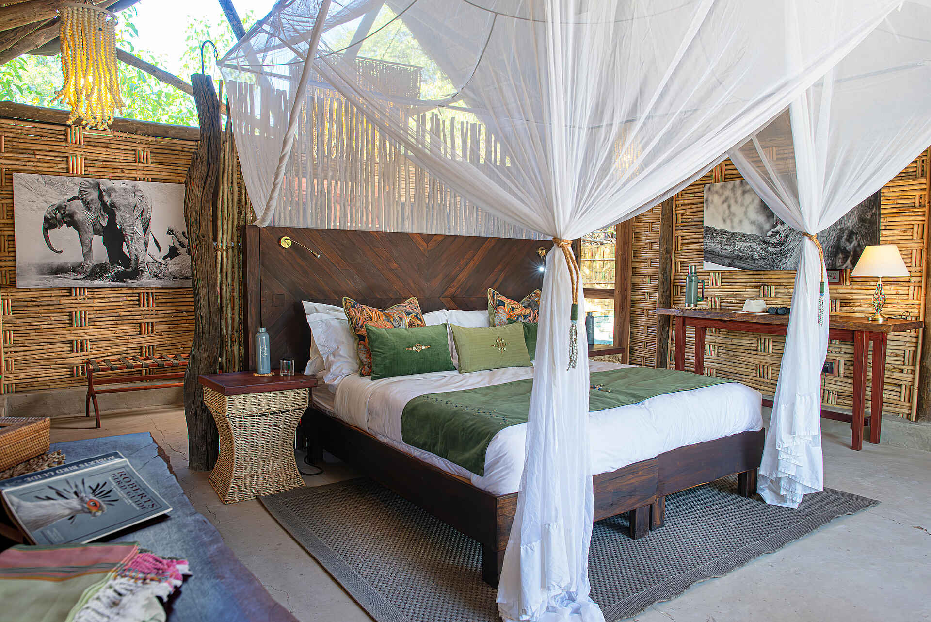 Mwamba Bush Camp: Gästechalet Innenraum Mwamba Bush Camp: Gästechalet Innenraum