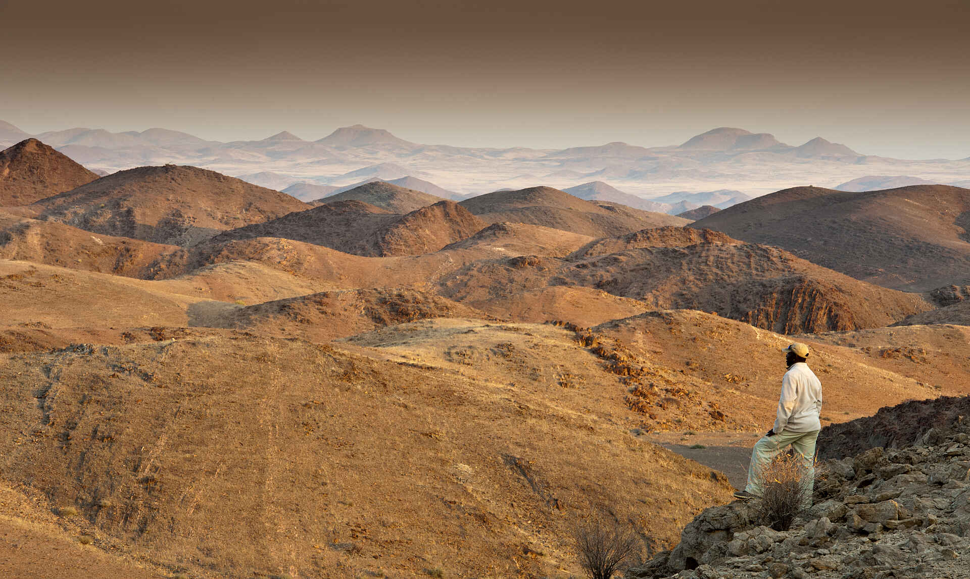 Africa, Koakoland, Okahirongo, Puros, lodge, mountains, Elefant, Elefanten, Elephant Lodge, Fauna, Himba, Himba Tribe, Kunene, Kunene Region, Löwe, Löwen, Namibia, Okahirongo Elephant Lodge, Okahirongo Lodges and Camps, Pirschfahrt, Privatsphäre, Purros, Purros Conservancy, Purros Naturschutzgebiet, Safari, Sceleton Coast, Skelettküste, Tiere, Wüste, Wüstenelefant, Wüstenfauna, Wüstenlöwe, Aktivitäten, Berge, Hiking, Wandern