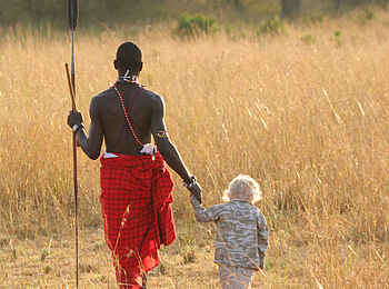 Sala's Camp: Massai-Krieger und Kind Sala's Camp: Massai-Krieger und Kind