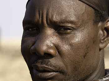 Serra Cafema: Himba-Mann mit Turban und Halskrause