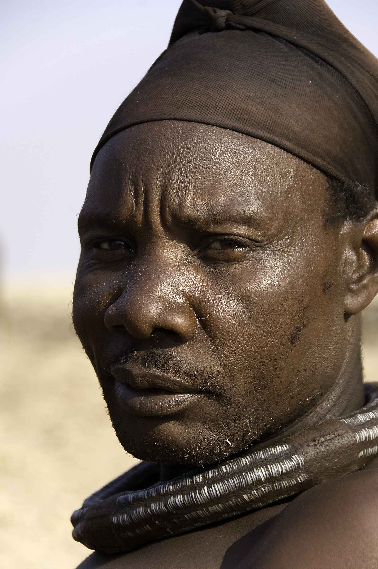 Serra Cafema: Himba-Mann mit Turban und Halskrause Serra Cafema: Himba-Mann mit Turban und Halskrause
