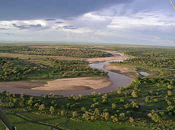 Tafika Camp: Luftbild vom Fluss